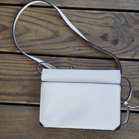 Kenneth Cole Reaction white crossbody bag - Picture 4 of 7